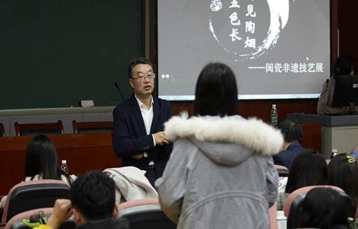 谭平与员工互动